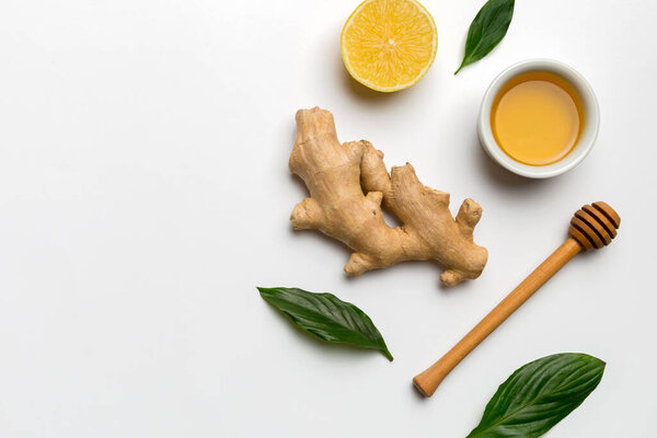 Натуральные средства от простуды и гриппа. Натуральные ингредиенты для стимуляции иммунитета и защиты от вирусов. вид сверху плоский лежал.