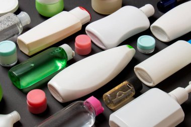 Plastik gövde bakımı şişesi düz kompozisyonu ve renkli arka plan boşluğuna kozmetik ürünler dizayn edilmişti. Beyaz Kozmetik kapları kümesi, kopya alanı ile üst görünüm.