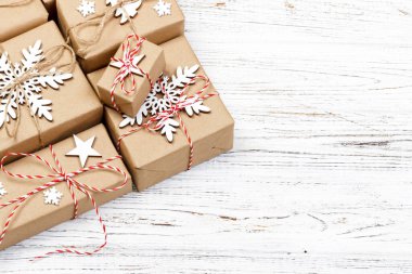 Kopyalama alanı top ile ışık ahşap arka plan üzerinde hediye kutuları görüntülemek.