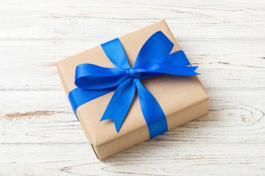 Paketlenmiş Noel ya da renkli kurdeleli el yapımı el yapımı diğer Noel hediyeleri. Hediye kutusu, hediye süslemesi, kopya alanı ile üst görünüm.