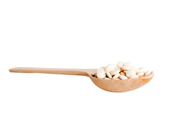 Renkli arka planda bir yığın beyaz hap. Tabletler masaya saçılmış. Kırmızı yumuşak jelatin kapsül yığını. Vitaminler ve beslenme takviyeleri konsepti.