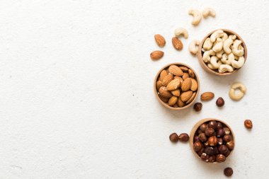 Renkli masadaki ahşap kasede fındık çeşitleri. Ceviz, fındık, ceviz, badem. Fındık Üst görünümü ile kopyalama alanını karıştır.