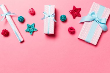 Pembe arka plandaki Noel süslerinin en üst görüntüsü. Fotokopi alanı olan yeni yıl tatili kavramı.