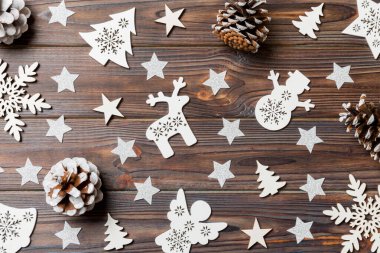 Ahşap arka planda Noel oyuncaklarının en üst görüntüsü. Yeni yıl süsü. Tatil kavramı.