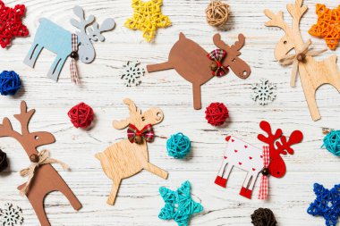 Ahşap arka planda Noel oyuncaklarının en üst görüntüsü. Yeni yıl süsü. Tatil kavramı.