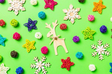 Yeşil arka planda yeni yıl süslemeleri. Kutlama yıldızları ve topları. Mutlu Noeller..