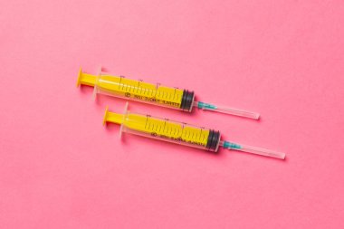 Renkli arka planda tıbbi şırıngaların üst görüntüsü. Fotokopi alanı ile sağlık hizmeti kavramı.