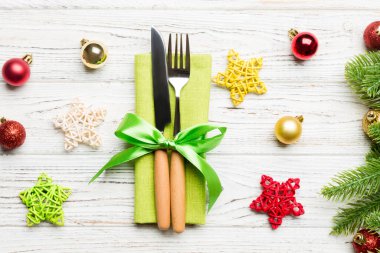 Yeni yıl ahşap arka planındaki şenlikli çatal bıçak takımının en üst görüntüsü. Noel süslemelerini kapat. Tatil yemeği konsepti.