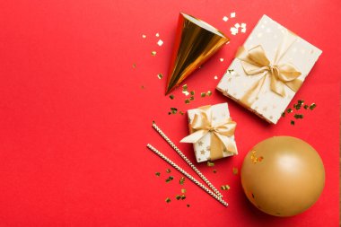 Renkli balon, hediye ve konfeti ile tatil geçmişi. Düz yatış stili. Kopya alanı olan doğum günü veya parti tebrik kartı.