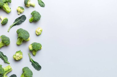 Beyaz arkaplanda izole edilmiş taze brokoli
