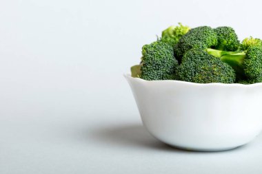 Brokoli taze yeşil brokoliyi renkli arka planda kasede. Kapatın. Taze sebze..