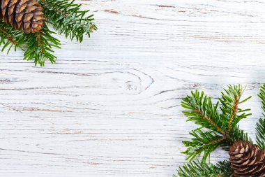 Ahşap arka plan üzerinde koniler ile Noel ağacı dalları.