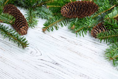 Noel arka plan. Köknar ağacı dalı çam kozalakları tahta masada. Metin için düz yatıyordu, yer.