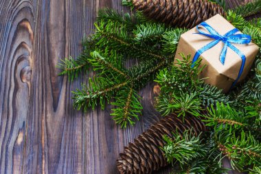 Noel Noel hediyesi çam dalları ile ahşap arka plan üzerinde arka plan. Noel ve mutlu yeni yıl kompozisyon. Üstten Görünüm.