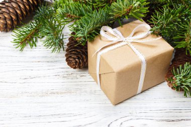 Noel Noel hediyesi çam dalları ile ahşap arka plan üzerinde arka plan. Noel ve mutlu yeni yıl kompozisyon. Üstten Görünüm.