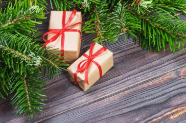 Noel Noel hediyesi çam dalları ile ahşap arka plan üzerinde arka plan. Noel ve mutlu yeni yıl kompozisyon. Düz yatıyordu, en iyi görünümü.