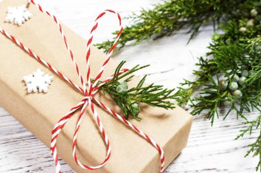 Kahverengi kağıt üzerinde şık Noel hediye kutusu görüntüler.