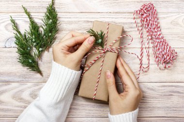 Kadın kaydırma için Noel hediyeleri. Noel hediye kutusu dekorasyon kadının elleri.