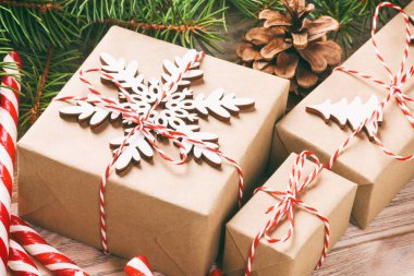 Noel hediyesi, köknar ağacı dalları ve beyaz arka planda Noel süsü. Düz yerde, üst tarafta. Ayarlanmış.