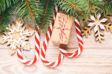 Noel hediyesi, köknar ağacı dalları ve beyaz arka planda Noel süsü. Düz yerde, üst tarafta. Ayarlanmış.