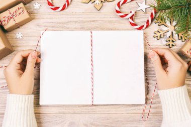 Noel mektuplarını zarfa bağlayan bir kız, Noel Baba 'nın mektuplarını zarfa koyan bir çocuk, Noel arkaplanı. Ayarlanmış.