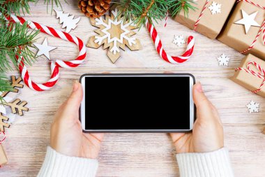 Smartphone ile boş ekran, trumpery çerçeve şenlikli kullanan kadın. Noel hediye arama, online alışveriş, mevsimlik indirimler ve satış konsepti.