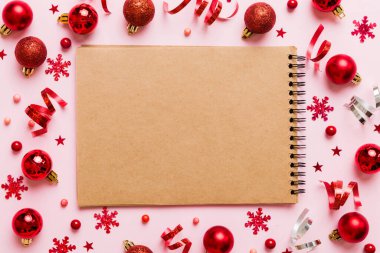 Noel boş tebrik kartı sahnesi. Noel oyuncağı ve kağıt kart notundan yapılmış yaratıcı bir düzen. Düz yatıyordu. Doğa Yeni Yıl Konsepti.