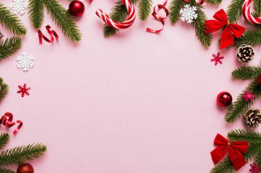 Noel arkaplanı, köknar dalları ve Noel süslemeleri. Üst görünüm, metin için boşluk kopyala.