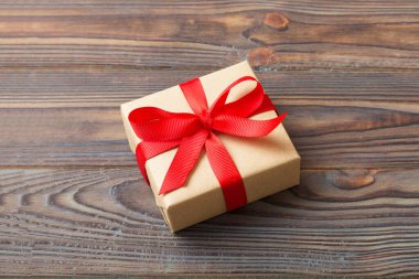 Paketlenmiş Noel ya da renkli kurdeleli el yapımı el yapımı diğer Noel hediyeleri. Hediye kutusu, hediye süslemesi, kopya alanı ile üst görünüm.