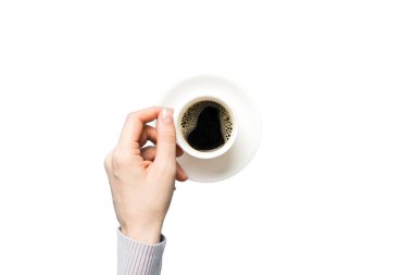 Renkli arka planda bir fincan kahve tutan minimalist stil bir kadın. Düz yatıyordu, üstten espresso fincanı. Metin için boş yer, kopyalama alanı. Kahve bağımlılığı. Üst manzara, düz uzanma.