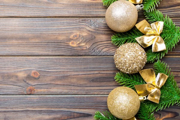 Şenlik baloları, köknar ağacı ve ahşap arka planda Noel süslemeleri. Kopya alanı ile yeni yıl süsü konseptinin en üstü görünümü.