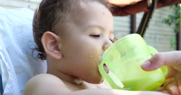 Ritratto Ragazzino Seduto Una Sedia Bambini Bambino Felice Beve Latte — Video Stock