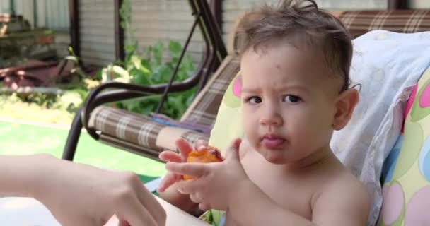 Ein Kleines Kind Sitzt Auf Einem Babystuhl Und Isst Sommer — Stockvideo