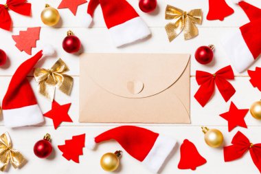 Ahşap arka planda zarfın en üst görüntüsü. Noel oyuncakları ve dekorasyonlar. Yeni yıl konsepti.
