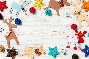 Ahşap arka planda Noel süsleri ve oyuncaklarının en üst görüntüsü. Uzayı kopyala Tasarımın için boş bir yer. Yeni yıl konsepti.