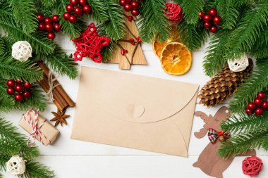 Köknar ağacı dalları, zarf ve ahşap arka planda süslü oyuncaklar. Yeni yıl konsepti.