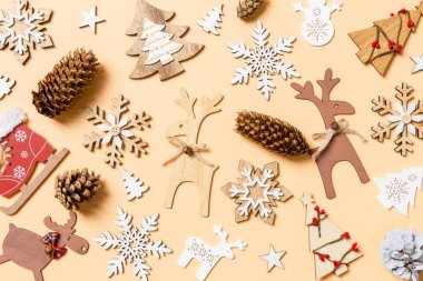 Turuncu arka planda yeni yıl oyuncakları ve dekorasyonları. Noel zamanı konsepti.