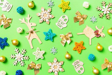 Yeşil arka plan manzarası, yeni yıl oyuncakları ve dekorasyonları. Noel zamanı konsepti.