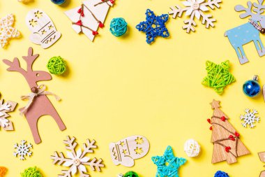 Yeni yıl oyuncakları ve dekorasyonlarıyla sarı arka plan manzarası. Kopya alanı ile Noel zamanı kavramı.