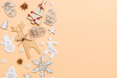 Turuncu arka planda şenlik dekorasyonlar ve oyuncaklar. Fotokopi alanı ile Mutlu Noeller.