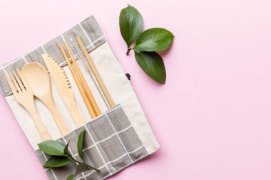 Renkli arka planda mutfak gereçleri olan geri dönüşümlü çevre dostu beyaz eko çanta. Sıfır atık kavramı.