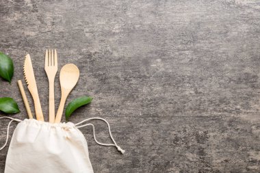 Renkli arka planda mutfak gereçleri olan geri dönüşümlü çevre dostu beyaz eko çanta. Sıfır atık kavramı.