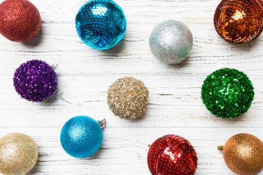 Ahşap arka planda yaratıcı tatil takılarının en üst görüntüsü. Noel süsü konsepti.