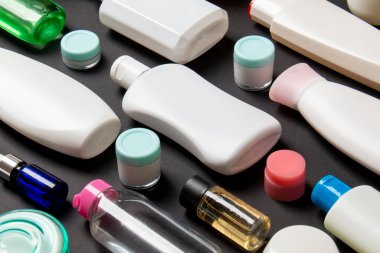 Plastik gövde bakımı şişesi düz kompozisyonu ve renkli arka plan boşluğuna kozmetik ürünler dizayn edilmişti. Beyaz Kozmetik kapları kümesi, kopya alanı ile üst görünüm.