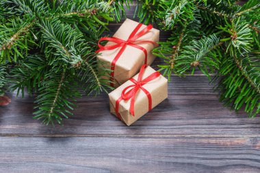 Noel hediye kutusu. Noel hediyesi beyaz tahta masada. Düz kopya alanı ile yatıyordu.