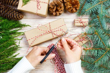 Kadın kaydırma için Noel hediyeleri. Hediye paketleri.