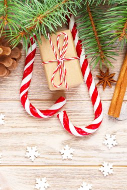 Noel hediyesi, şekerler ve ahşap arka plan üzerinde kar taneleri.