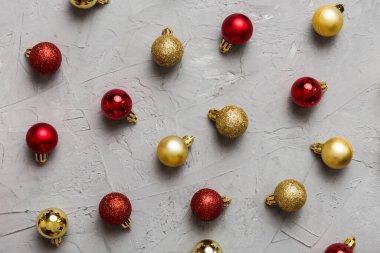 Christmas composition. a pattern of christmas balls on colored background. Flat lay, top view New year decor.