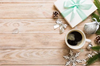 Seramik bir fincanda nefis bir sabah kahvesi içinde küçük hediyeler, süsler ve xmas oyuncakları. Bir fincan kahve ve yeni yıl oyuncakları..