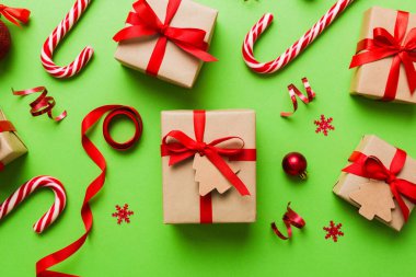 Renkli kurdeleli Noel Kraft hediye kutusu. Samimi Noel natürmortu, doğum günü ya da yeni yıl.